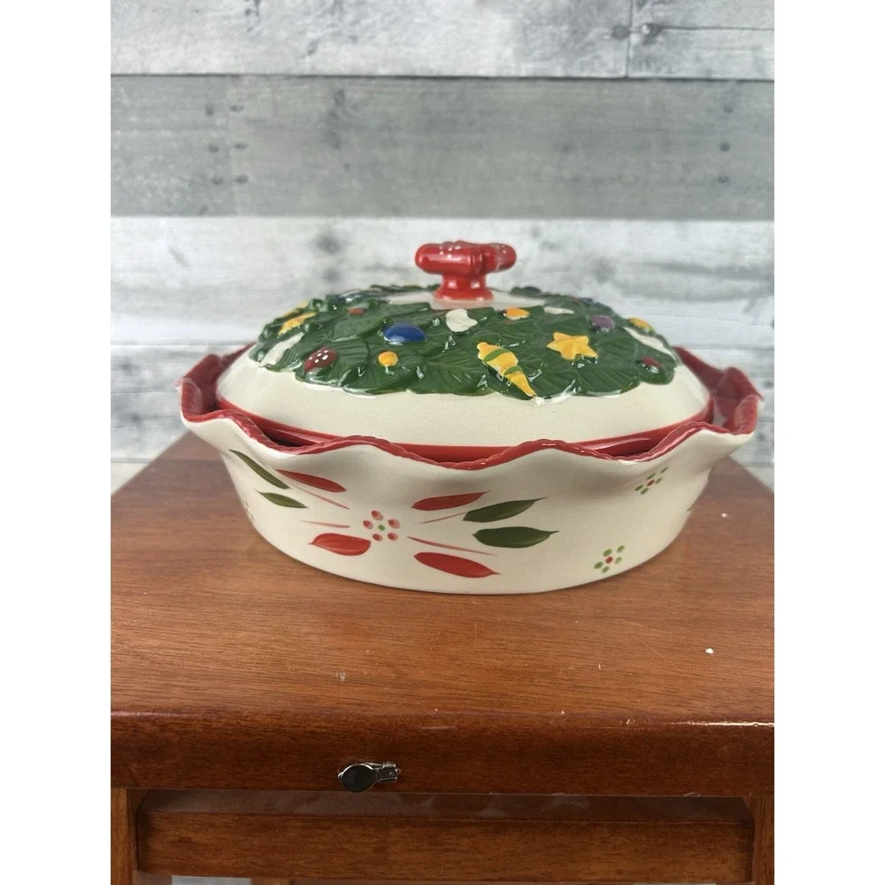 Temp-tations Figural Christmas Pie Dish with Wreath Lid Red Ceramic Baker